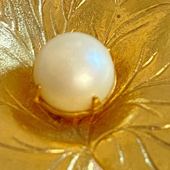 Sarah Coventry Gold Tone Leaf Brooch Central Faux Pearl - Picture 4 of 7